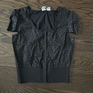 Armani X Armani exchange cropped cap sleeve button up tee. Size M black confetti